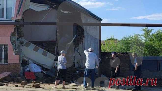 Тракторист случайно разрушил ковшом стену дома, которая чуть не упала на ребенка. В Дагестане тракторист случайно разрушил ковшом стену жилого дома, она обвалилась и чуть не придавила ребенка. Об этом сообщает Telegram-канал Mash Gor. По информации Telegram-канала, инцидент произошел в Буйнакске на улице Эмирова. ...