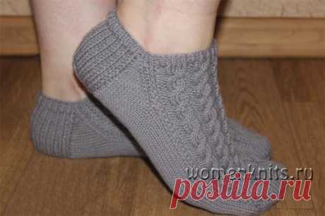 Следки Елены на двух спицах
Описание: https://womanknits.ru/vyazanie-dlya-zhenshchin/noski-tapochki/sledki-eleny-na-dvukh-spicah