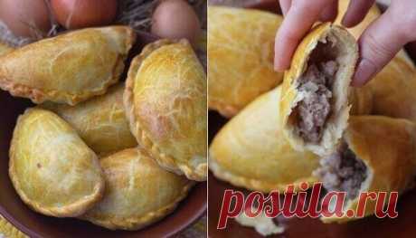 Караимские пирожки
Караимские пирожки — любимое блюдо всех крымчан и вообще одна из кулинарных визитных карточек Крыма. Правда, они очень популярны также и в Литве, где проживает довольно крупная караимская диаспора. В Литве их называют кибинай (или кибины). Тесто у караимских хрустящее, а начинка очень сочная.
Ингредиенты
Для теста:
Мука — 650 г
Масло сливочное — 250 г
Вода — 200 мл
Яйцо — 2 шт + 1 шт для смазывания поверхности
Соль — 0,5 ч. л.
Сахар — 0,5 ст. л.
Уксус — 1 ст. л.
Для начинк