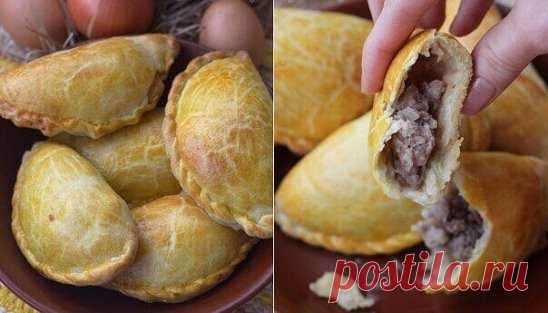 Караимские пирожки
Караимские пирожки — любимое блюдо всех крымчан и вообще одна из кулинарных визитных карточек Крыма. Правда, они очень популярны также и в Литве, где проживает довольно крупная караимская диаспора. В Литве их называют кибинай (или кибины). Тесто у караимских хрустящее, а начинка очень сочная.
Ингредиенты
Для теста:
Мука — 650 г
Масло сливочное — 250 г
Вода — 200 мл
Яйцо — 2 шт + 1 шт для смазывания поверхности
Соль — 0,5 ч. л.
Сахар — 0,5 ст. л.
Уксус — 1 ст. л.
Для начинк