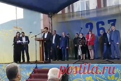 На Украине мэр с трудом поздравил жителей с Днем города на государственном языке. Мэр Кодымы Одесской области Сергей Лупашко с трудом выговорил поздравительную речь с Днем города на украинском языке. Видео неудачного выступления разлетелось по социальным сетям. На записи видно, как градоначальник постоянно запинается и сбивается, пытаясь прочесть текст на государственном языке.