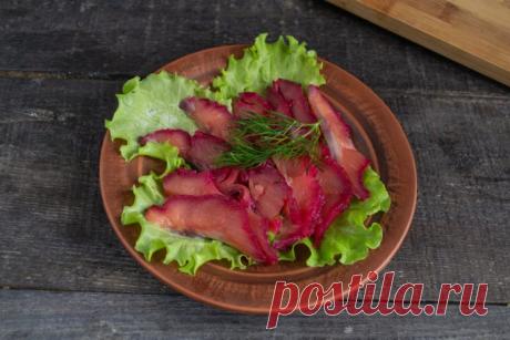 Скандинавская рыбная закуска — свекольный гравлакс Горбуша солёная в свекле (свекольный гравлакс) — это холодная закуска из рыбы, приготовленная по мотивам скандинавской кухни.  В буквальном переводе слово «гравлакс» означает «лосось из ямы» — в средние века засолённую рыбу временно закапывали в прибрежный песок повыше приливной линии. Для загото