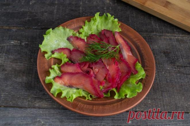 Скандинавская рыбная закуска — свекольный гравлакс Горбуша солёная в свекле (свекольный гравлакс) — это холодная закуска из рыбы, приготовленная по мотивам скандинавской кухни.  В буквальном переводе слово «гравлакс» означает «лосось из ямы» — в средние века засолённую рыбу временно закапывали в прибрежный песок повыше приливной линии. Для загото