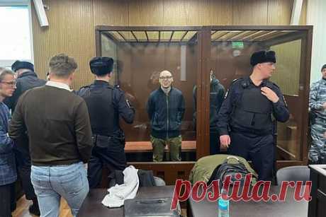 Двух фигурантов дела о «Маяковских чтениях» отправили в колонию. Тверской суд Москвы отправил в колонию на 7 и 5,5 года соответственно участников «Маяковских чтений» Артема Камардина и Егора Штовбу. Фигурантов признали виновными в возбуждении ненависти во время чтения стихов у памятника Владимиру Маяковскому на Триумфальной площади в Москве.
