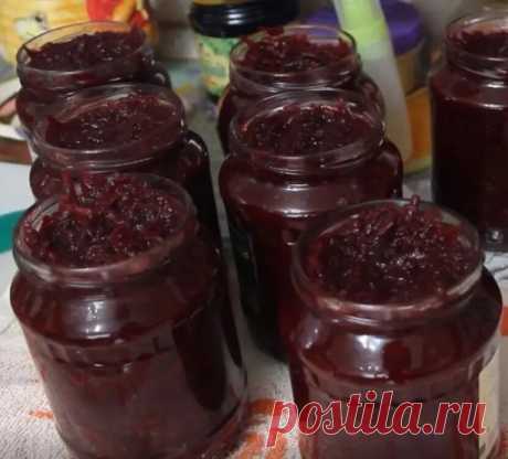 Просто консервированная свекла - для борща, салатов, закусок и пр.
Отварить в подсоленной воде 1 кг свеклы. Почистить и измельчить нужным способом (кубики, терка, брусочки).
Вскипятить 1 л воды, растворить в ней 1 ст. л. соли и треть чайной ножки лимонной кислоты.
Залить свеклу маринадом, довести до кипения. Проварить пару минут и сразу разложить по банкам. Закатать. Как остынет убрать на хранение.