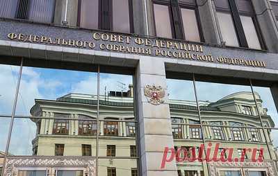 В Совфеде предложили сохранять выплату пенсий мобилизованным военным пенсионерам. Также сенатор Андрей Кутепов предлагает закрепить норму, согласно которой повторное поступление на службу лиц, получающих пенсию за выслугу лет, и приобретение ими вновь статуса военнослужащего не может приводить к снижению размера пенсии