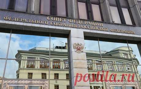 В Совфеде предложили сохранять выплату пенсий мобилизованным военным пенсионерам. Также сенатор Андрей Кутепов предлагает закрепить норму, согласно которой повторное поступление на службу лиц, получающих пенсию за выслугу лет, и приобретение ими вновь статуса военнослужащего не может приводить к снижению размера пенсии