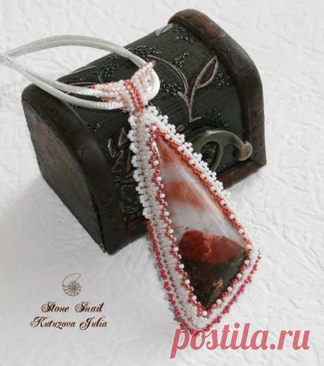 Кулон с натуральной яшмой, обшит японским бисером, с обратной стороны подшит кожей.