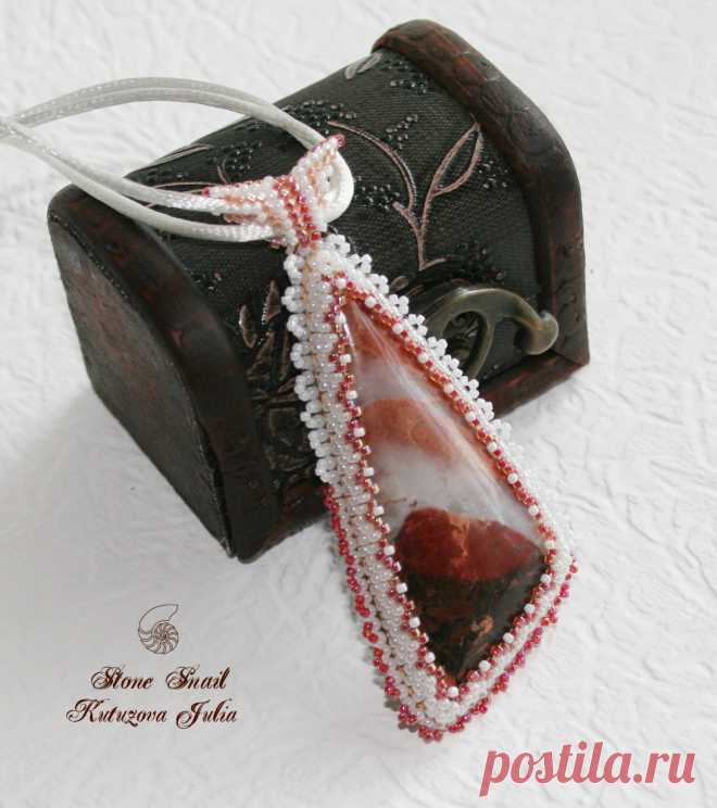 Кулон с натуральной яшмой, обшит японским бисером, с обратной стороны подшит кожей.