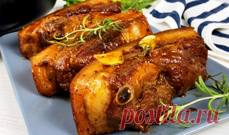 Беру дешевое мясо: не жарю, не варю, не запекаю мясо тает во рту! Вкусное мясо Запеченное мясо с салом получается очень ароматным, мягким, пикантным, нежным. Его выкладываю нарезкой на блюдо и подаю на праздничный стол. Всегда нравится гостям. Для приготовления вам потребуются такие ингредиенты: грудинка, 2 кг; пиво 500 мл; паприка, перец чеснок сухой пажитник, бадьян, перец, соль и прочие специи; чеснок, 5 зубчиков; розмарин, пара веточек; соевый соус, 50 […]