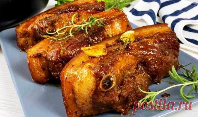 Беру дешевое мясо: не жарю, не варю, не запекаю мясо тает во рту! Вкусное мясо Запеченное мясо с салом получается очень ароматным, мягким, пикантным, нежным. Его выкладываю нарезкой на блюдо и подаю на праздничный стол. Всегда нравится гостям. Для приготовления вам потребуются такие ингредиенты: грудинка, 2 кг; пиво 500 мл; паприка, перец чеснок сухой пажитник, бадьян, перец, соль и прочие специи; чеснок, 5 зубчиков; розмарин, пара веточек; соевый соус, 50 […]
