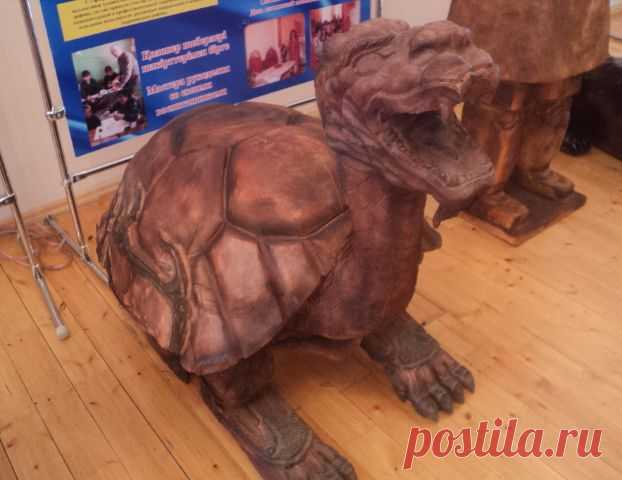 Зыряновский резчик по дереву создает скульптуры для новой экспозиции левобережного парка Усть-Каменогорска