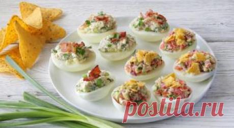 Яйца, фаршированные мясом — 2 рецепта Чем только не фаршируют отварные яйца. Так, начинки делают на основе мяса, рыбы или овощей. В любом случае это быстро и просто, поэтому подобные закуски так популярны. Однако в этой подборке фаршированные яйца будут приготовлены с отварной свининой в сметанном соусе и измельченным крабовым мясом с добавлением майонеза, сыра и маринованной кукурузы. Яйца, фаршированные фаршем […]