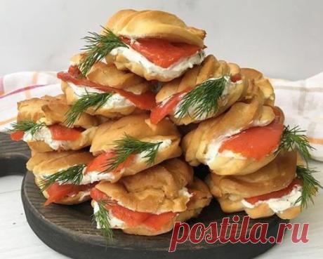 ПРОФИТРОЛИ С ТВОРОЖНЫМ СЫРОМ И РЫБОЙ🧀
молоко пополам с водой – 330 мл
мука рисовая – 160 г
масло сливочное – 70 г
яйца куриные – 4 шт.
щепотка соли
⠀
Для начинки с рыбой:
сыр творожный –1 упаковка
рыба красная - 200 г
укроп – маленький пучок
⠀
‍Приготовление:
️Для заварного теста вскипятите молоко с водой, солью и сливочным маслом.
️В хорошо кипящую жидкость всыпьте сразу всю муку и хорошо размешайте ложкой, снимите с огня и продолжайте разминать, пока вся масса не слеп