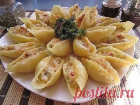 Жюльен в больших ракушках
- 1 куриная грудка
- 400 гр шампиньонов
- 1 большая луковица
- 100 гр твёрдого сыра
- 3 ст. ложки сметаны