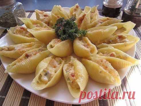 Жюльен в больших ракушках
- 1 куриная грудка
- 400 гр шампиньонов
- 1 большая луковица
- 100 гр твёрдого сыра
- 3 ст. ложки сметаны