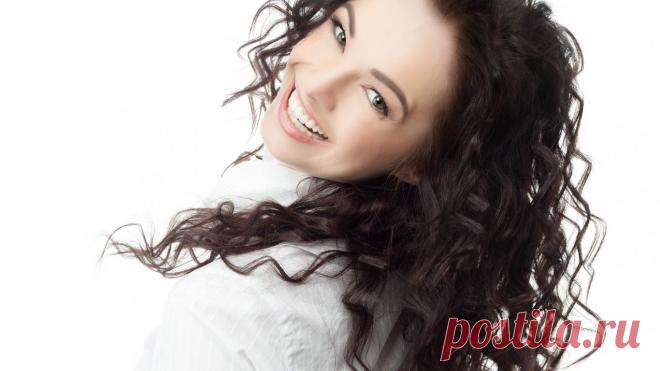 Скачать обои брюнетка, белый фон, девушка, волосы, раздел девушки в разрешении 1366x768