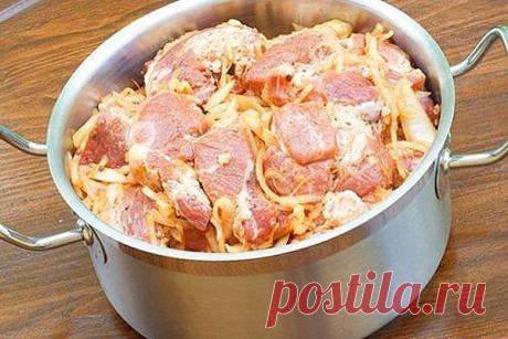 АРМЯНСКИЙ маринад для шашлыков.

Нет, я не утверждаю, что способ ЕДИНСТВЕННО ВЕРНЫЙ, но мне этот рецепт достался от одного СТАРОГО Армянина. 
В общем, такой способ маринования ИНТЕРЕСЕН по нескольким параметрам: маринуется довольно быстро (40 минут), мясо в маринаде без холодильника суток трое нормально себя чувствует (ну, при таком пекле, как прошлым летом, я, все-таки, не стал бы рисковать, конечно, но при 25-28 градусах - нормально, главное на солнцепек не ставить), и о...