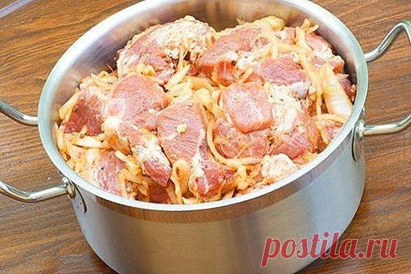 АРМЯНСКИЙ маринад для шашлыков.

Нет, я не утверждаю, что способ ЕДИНСТВЕННО ВЕРНЫЙ, но мне этот рецепт достался от одного СТАРОГО Армянина. 
В общем, такой способ маринования ИНТЕРЕСЕН по нескольким параметрам: маринуется довольно быстро (40 минут), мясо в маринаде без холодильника суток трое нормально себя чувствует (ну, при таком пекле, как прошлым летом, я, все-таки, не стал бы рисковать, конечно, но при 25-28 градусах - нормально, главное на солнцепек не ставить), и о...