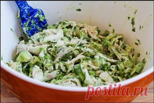 Куриный салат с авокадо и кинзой.

Ингредиенты:
500 г приготовленной курицы, нарезать мелко
2 средних авокадо, нарезать
2 столовых ложки выжатого сока лайма
соль, по вкусу
1/4 стакана мелко нарезанного зеленого лука
1/2 стакана мелко нарезанной кинзы
2 столовых ложки майонеза

Приготовление:
Смешайте все ингредиенты, добавляя их постепенно.
•••