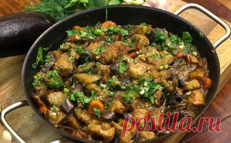 ​​Мясо с баклажанами по-грузински

Ингредиенты: 
мясо (вырезка говядина) - 300г 
репчатый лук - 1 шт. 
морковь - 1 шт. 
баклажаны - 2-3 шт. 
перец сладкий - 1 шт. 
помидоры - 3-4 шт. 
чеснок - 2 зубчика 
растительное масло для жарки 
сливочное масло - 1 ст. л. 
зелень свежая (петрушка, кинза) - 1 большой пучок 
хмели-сунели - 2 ч.л. 
паприка сладкая - 1 ч.л. 
соль - по вкусу 
перец черный молотый - по вкусу. 

Приготовление: 
Мясо нарезать небольшими кусочками. 
Репчатый л...