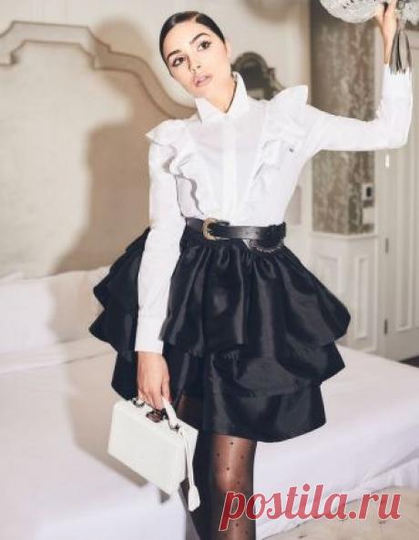 Модные рубашки 2018-2019 года: фото, как носить рубашку, луки с рубашками, тренды Самые модные рубашки 2018-2019 года для женщин: фото, новинки, тенденции. Трендовые модели рубашки для женщин: офисные белые рубашки, рубашки в клетку и полоску, рубашки с воланами и оборками, удлиненные рубашки, рубашки с открытыми плечами.