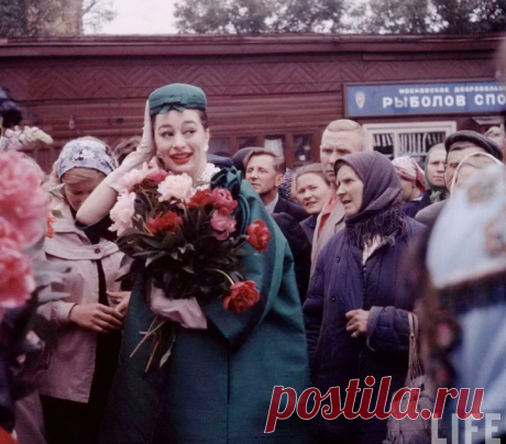 Советские женщины: &quot;Не умеют одеваться и ленятся за собой следить&quot; Ив Сен Лоран