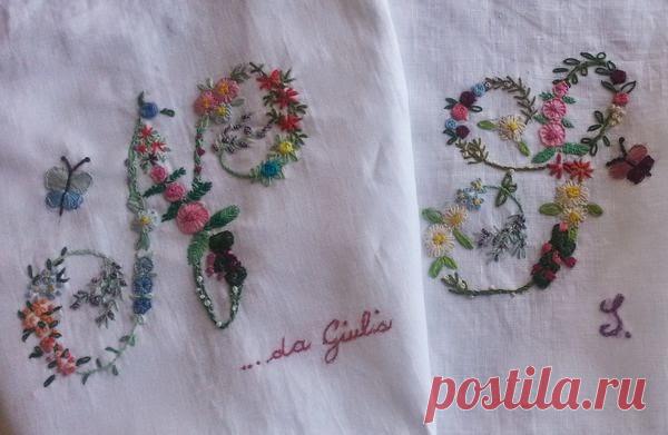 Вышитые монограммы.