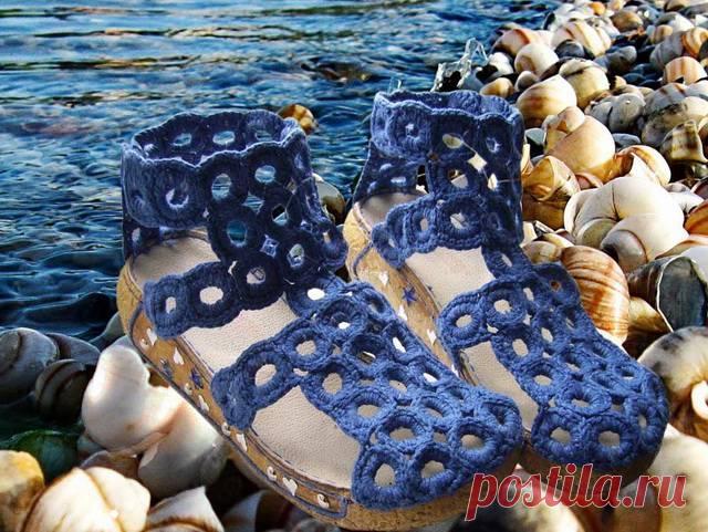 Сандалии «Шепот прибоя» - Эфария  Вы хотите иметь удобную, мягкую, не натирающую ноги, обувь? Обувь, которая выглядит так, как хотелось бы именно Вам? Обувь, изготовленную по Вашему вкусу и для Ваших любимых ножек? Тогда давайте сделаем ее сами! Предлагаю Вам мастер-класс по изготовлению вязаных сандалий в морском стиле! В данном описании Вы увидите процесс изготовления сандалий 39 размера. Вам потребуется: