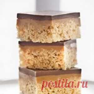 Chocolate, Caramel Peanut-Butter Rice Krispies Treats Recipe - Key Ingredient

Ингредиенты
3 столовые ложки сливочного масла
280 г или мини-зефир (машмелоу)
1 чайная ложка ванильной эссенции
7 чашек риса воздушного риса
400 г карамельных конфет
2 столовые ложки воды
1 ½ чашки арахисового масла
340 г полусладкого или горького шоколада