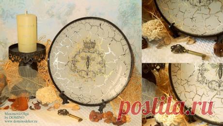 Авторский мастер-класс от Максимовой Ольги.

 Тщательно обезжириваем поверхность любым спиртосодержащим раствором.
Берем заранее подготовленную распечатку с изображением и обрываем лишнее.
Приступаем к «вживлению» изображения. 
Используя плоскую синтетическую кисть, наносим равномерным тонким слоем финишный акриловый лак (матовый) на поверхность тарелки (с обратной стороны). Лак наносим только там, где будем вживлять распечатку.
Мягкой синтетической кистью наносим лак на л...