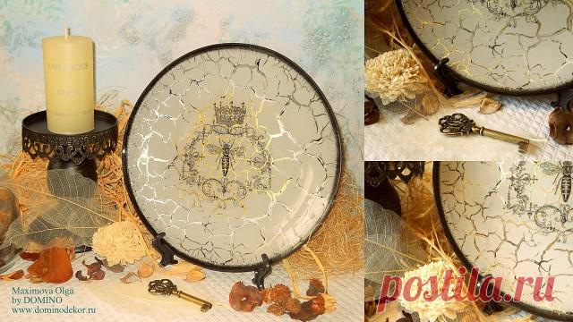 Авторский мастер-класс от Максимовой Ольги.

 Тщательно обезжириваем поверхность любым спиртосодержащим раствором.
Берем заранее подготовленную распечатку с изображением и обрываем лишнее.
Приступаем к «вживлению» изображения. 
Используя плоскую синтетическую кисть, наносим равномерным тонким слоем финишный акриловый лак (матовый) на поверхность тарелки (с обратной стороны). Лак наносим только там, где будем вживлять распечатку.
Мягкой синтетической кистью наносим лак на л...