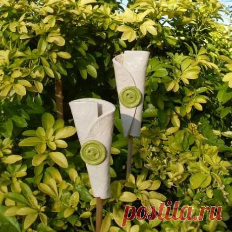 Garden Cane Toppers with Buttons (1 pair)