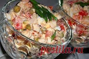 Салат с куриной грудкой, помидорами и зелёным горошком. 
Куриная грудка - 300 гр (отварная ) 
Помидоры - 3 шт 
Яйца - 3 шт (варёные ) 
Зелёный горошек - 0,5 банки 
Зелёный лук - маленький пучок 
Соль и специи - по вкусу 
Сметана напополам с майонезом - для заправки 
Куриную грудку нарезать маленькими кубиками ,добавить нарезанные помидоры без семечек ,яйца ,зелёный лук ,горошек ,соль и специи 
Заправить сметаной перемешенной с майонезом.