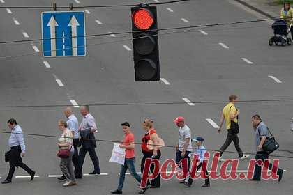 Демонтаж зеленых стрелок со светофоров в Запорожской области объяснили. Появившиеся в украинских Telegram-каналах обобщения о том, что Россия демонтирует стрелки со светофоров в Запорожской области, чтобы запутать граждан, оказались недостоверными. Зеленые стрелки действительно убирают, объяснили власти, но в соответствии с ГОСТ и для приведения к российским нормативам.
