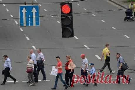 Демонтаж зеленых стрелок со светофоров в Запорожской области объяснили. Появившиеся в украинских Telegram-каналах обобщения о том, что Россия демонтирует стрелки со светофоров в Запорожской области, чтобы запутать граждан, оказались недостоверными. Зеленые стрелки действительно убирают, объяснили власти, но в соответствии с ГОСТ и для приведения к российским нормативам.
