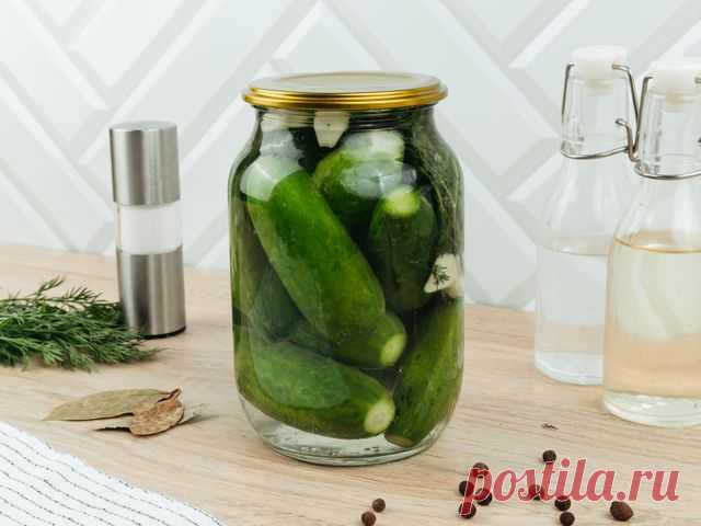 Хрустящие маринованные огурцы с уксусом на зиму – пошаговый рецепт приготовления с фото Маринованные огурцы — закуска, которая выручит в самых разных ситуациях. Она станет отличным дополнением к вашему повседневному ужину, украсит праздничный стол и полюбится вашим гостям.  Зимняя закуска хороша тем, что ее можно есть как сразу после приготовления, так и оставить храниться в темном месте до более удобного случая. Огурчики получаются хрустящие, в меру соленые, очень вкусные!
