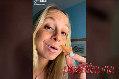 Беззубая девушка показала настоящее лицо и прославилась в TikTok. Беззубая девушка начала сниматься без протеза и прославилась в социальной сети TikTok. Блогерша Лили регулярно делится с подписчиками развлекательными видео, в которых демонстрирует настоящее лицо. По ее словам, несмотря на травлю со стороны комментаторов, она продолжит показывать свою улыбку без вставных зубов.