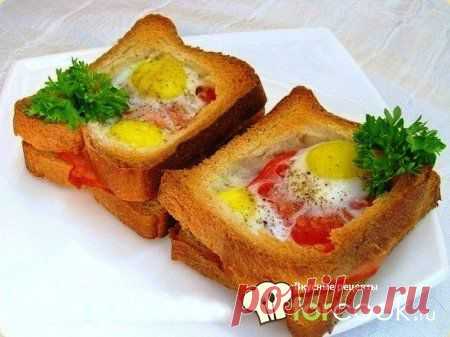 Запеченные бутерброды с ветчиной, помидорами и яйцами.