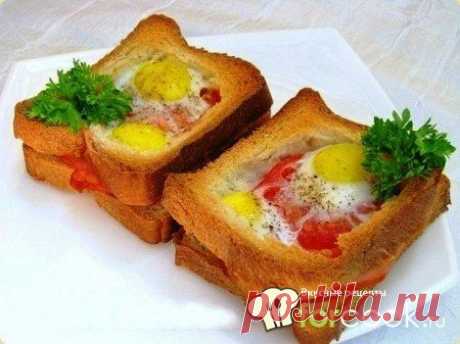 Запеченные бутерброды с ветчиной, помидорами и яйцами.