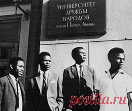Африканский бунт на Красной площади: что произошло в 1963 году Политических протестов на Красной площади не было с 1920 года. И вдруг, спустя 43 года, в самом сердце СССР африканские студенты организовали протестные выступления. В руках гостей из Африки были транспаранты с лозунгами «Москва – вторая Алабама», «Остановите убийство африканцев», «Москва - центр дискриминации» и другие. Что же заставило обласканных Советами студентов выйти на митинг?