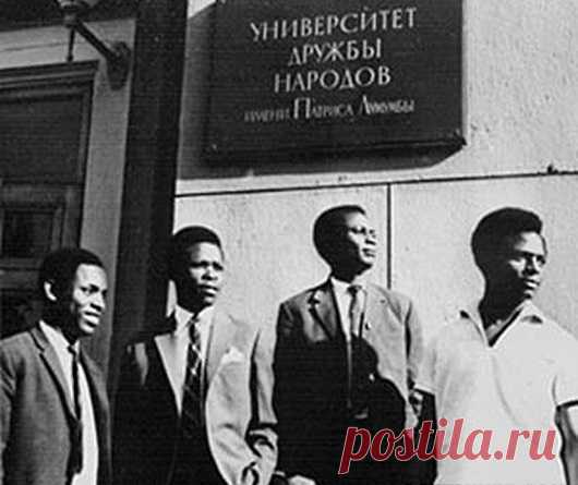 Африканский бунт на Красной площади: что произошло в 1963 году Политических протестов на Красной площади не было с 1920 года. И вдруг, спустя 43 года, в самом сердце СССР африканские студенты организовали протестные выступления. В руках гостей из Африки были транспаранты с лозунгами «Москва – вторая Алабама», «Остановите убийство африканцев», «Москва - центр дискриминации» и другие. Что же заставило обласканных Советами студентов выйти на митинг?