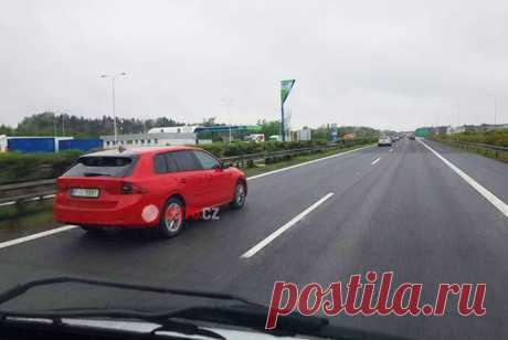 Новая Skoda Octavia Combi почти лишилась камуфляжа По мере приближения к официальному дебюту новая Skoda Octavia сбрасывает камуфляж. Издание Auto.cz опубликовало фотографии универсала, практически лишенного маскировки: на днях машину подловили на автостраде в Чехии. Как видно, Octavia сохранила формат большого и вместительного универсала. По предварительной информации, объем багажника даже вырастет с нынешних 588 до примерно 630 литров. Четырехглазый дизайн останется в пр...