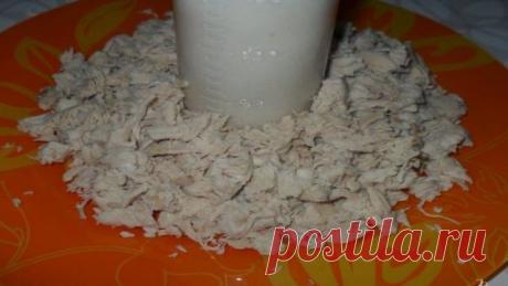 Салат Гранатовый браслет Ингредиенты:Куриное филе - 1 шт, Лук - 1 шт, Картофель - 1 шт (большая), Яйцо - 2 шт, Твердый сыр - 100 гр, Майонез - по вкусу, Гранат - 0,5 шт, Соль - по вкусу,