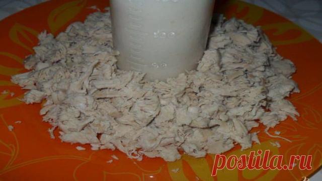 Салат Гранатовый браслет Ингредиенты:Куриное филе - 1 шт, Лук - 1 шт, Картофель - 1 шт (большая), Яйцо - 2 шт, Твердый сыр - 100 гр, Майонез - по вкусу, Гранат - 0,5 шт, Соль - по вкусу,