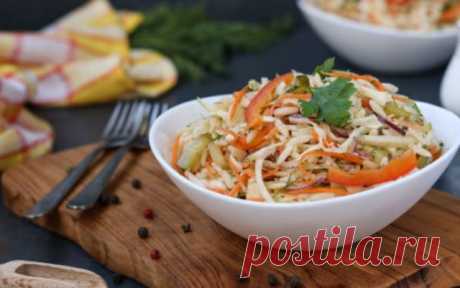 Салаты из квашеной капусты - быстро и вкусно!
Салат из квашенной капусты — просто потрясающее блюдо. Казалось бы, основной ингредиент достаточно  прост, что такого сверхъестественного можно с ним приготовить? Я долго пребывала в подобном заблуждении, и думала, что ее ни с чем кроме как с луком и маслом больше не едят.

Каково же было мое удивление, когда я узнала сколько различных рецептов салатов существует с использованием квашеной капусты. А еще больше удивлял их вкус.