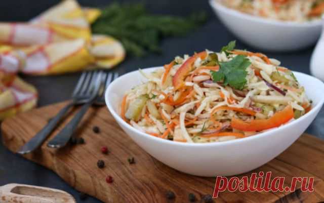 Салаты из квашеной капусты - быстро и вкусно!
Салат из квашенной капусты — просто потрясающее блюдо. Казалось бы, основной ингредиент достаточно  прост, что такого сверхъестественного можно с ним приготовить? Я долго пребывала в подобном заблуждении, и думала, что ее ни с чем кроме как с луком и маслом больше не едят.

Каково же было мое удивление, когда я узнала сколько различных рецептов салатов существует с использованием квашеной капусты. А еще больше удивлял их вкус.
