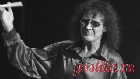 Первый ударник рок-группы AC/DC Колин Берджесс ушел из жизни. Первый барабанщик австралийской рок-группы AC/DC Колин Берджесс ушел из жизни в возрасте 77 лет. Об этом сообщается в официальном аккаунте музыкального коллектива в социальной сети Instagram. &quot;Очень жаль слышать о смерти Колина ...