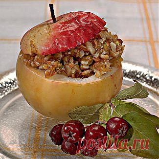 ПЕЧЕНЫЕ ЯБЛОКИ С КУРАГОЙ, ИЗЮМОМ, ВИШНЕЙ И ОРЕХАМИ.
Яблоки, сахар или мед,  орехи, сухофрукты (по желанию), вода
Приготовление: У яблок вырезать середину. Смешать сахар (мед), орехи, сухофрукты. Можно также добавить корицу. Смесью зафаршировать яблоки и оставить на противень. Налить чуть-чуть воды  на противень.
Отправить их в предварительно разогретую до 190 С. Выпекать 40 мин до тех пор, пока не станут мягкими.