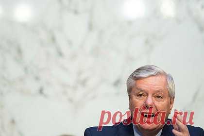 Американский сенатор призвал нанести удары по Ирану. Американский сенатор от республиканской партии Линдси Грэм в беседе с Fox News призвал нанести удары по ряду объектов в Иране. По его мнению, так следует поступить из-за якобы поддержки Тегераном йеменских мятежников-хуситов. «Я уже на протяжении шести месяцев говорю нанести удар по Ирану», — отметил он.